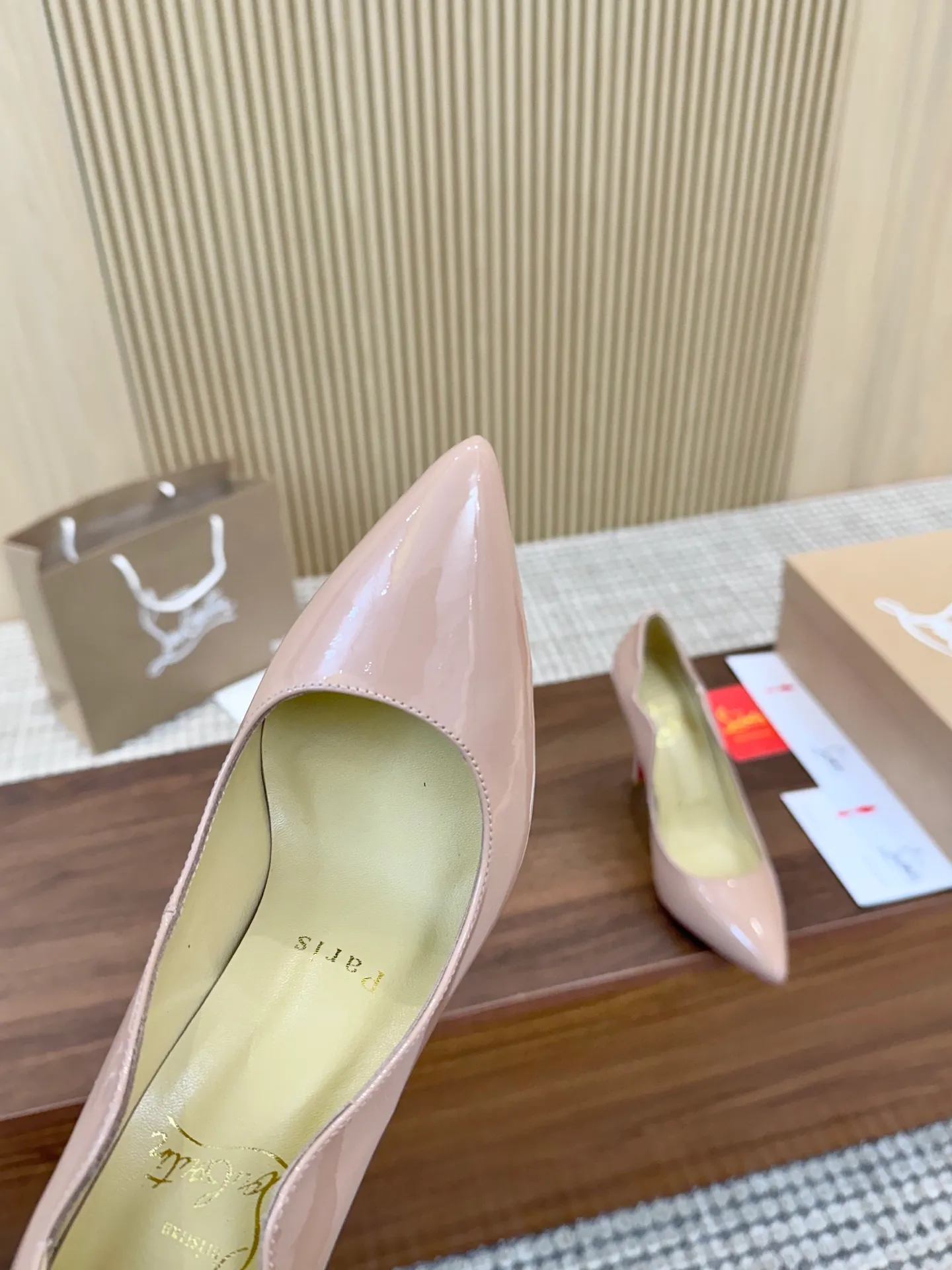 👟👟Ex-factory price 440 👟👟 Genuine leather sole +40 shipped all year round 💝Christian Louboutin CL👠 "Imported cow patent leather💎 series" noble and luxurious, real blingbling👟👟 real materials, all customized by the pattern maker, and the materials are made of original customized materials, achieving the taste of the original 5 color options💍 Upper: imported 👉cow patent leather💪 lining: sheepskin foot pad/lining code number: 34-40.41.42 heel height: two options: 10.5cm and 8.5cm